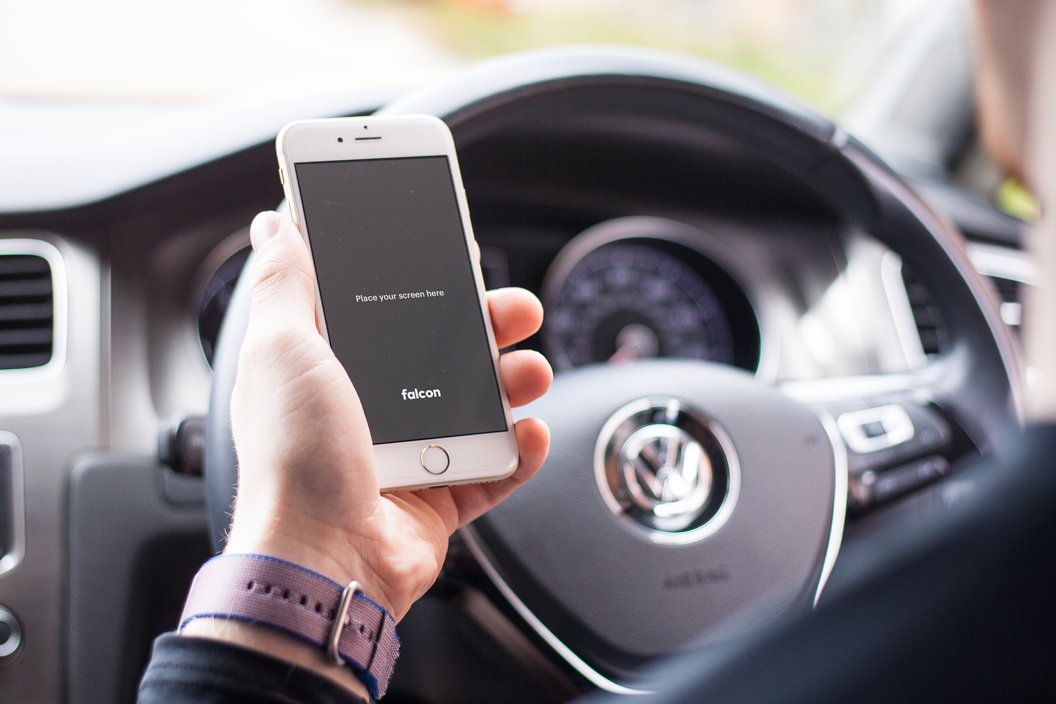 iPhone in Car Mockup 车内手持手机场景