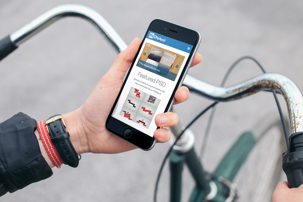 户外场景手拿iPhone6手机PSD贴图模板Cyclist