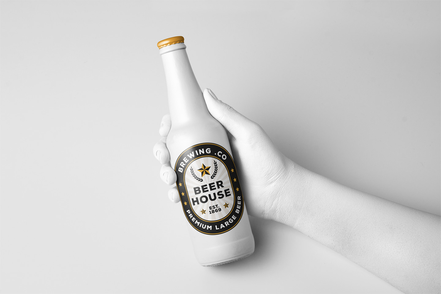 手握啤酒贴图样机 Beer Mockup P1