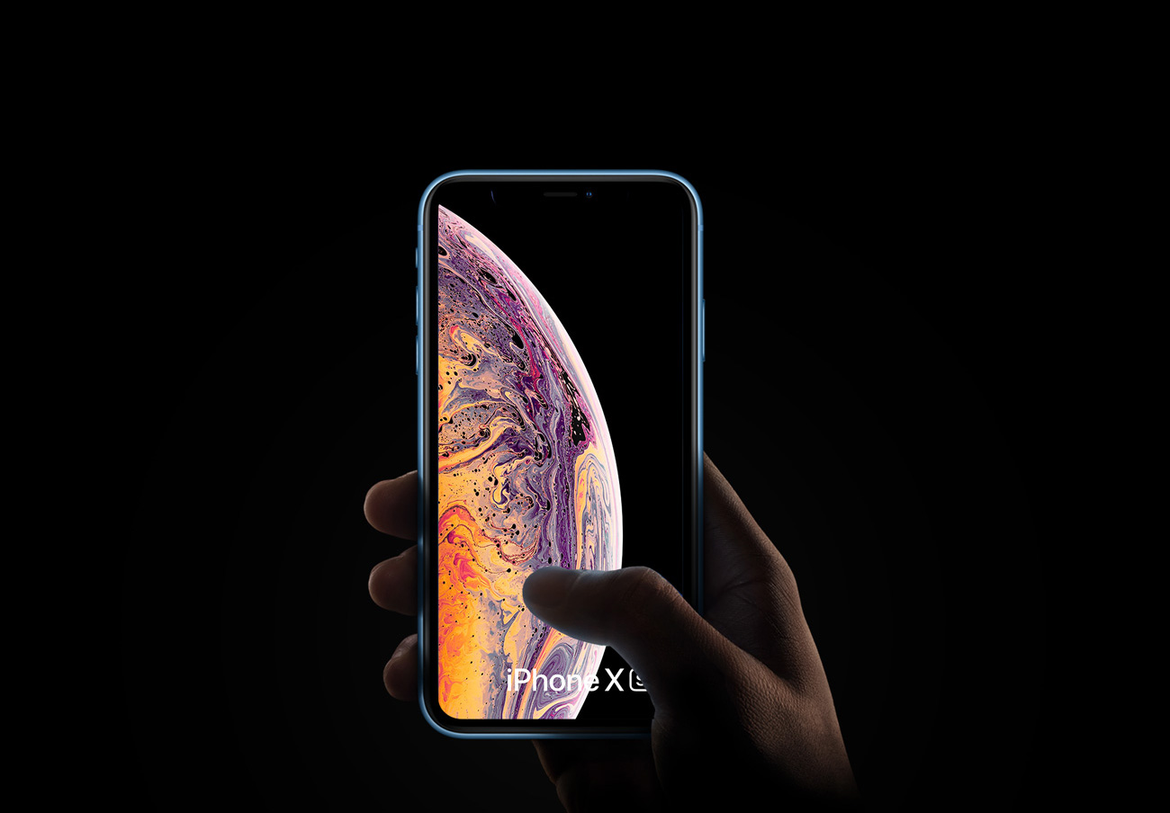 最新手持iPhone Xr Mockup样机展示PSD模版