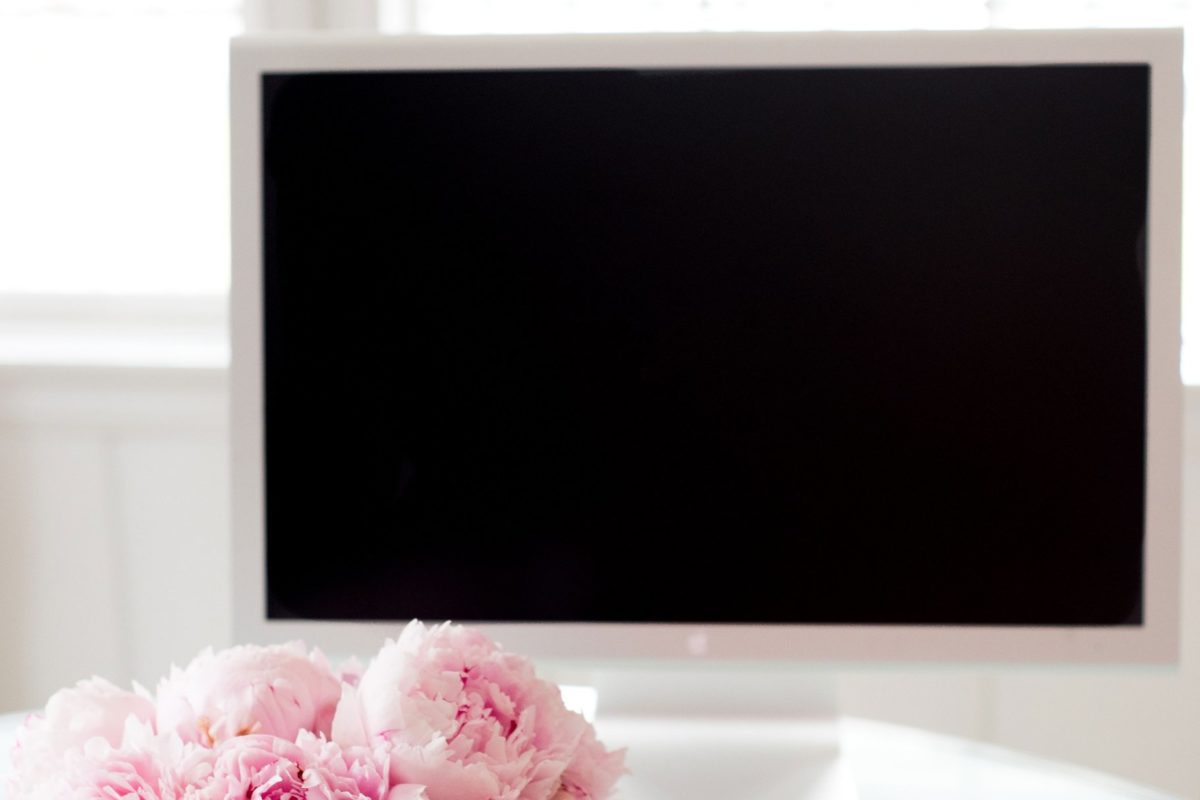 粉色花卉装饰台式电脑样机 Desktop Mockup wi