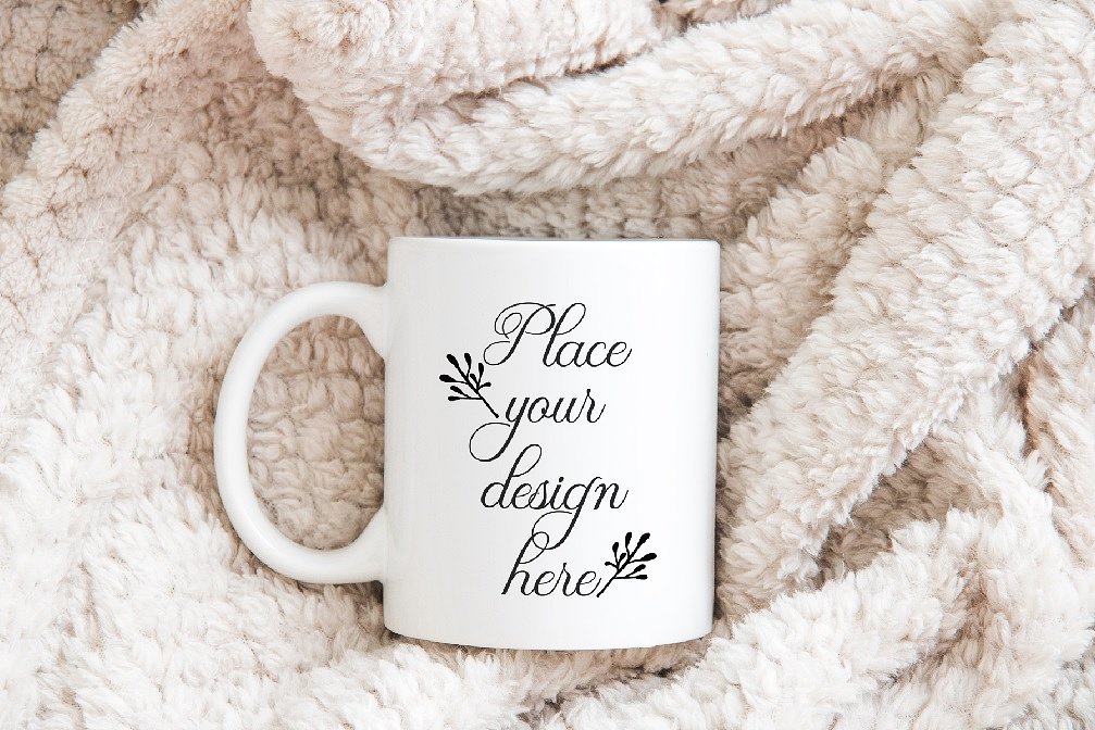 动态毛毯上的咖啡杯样机贴图展示模版 Winter coffe