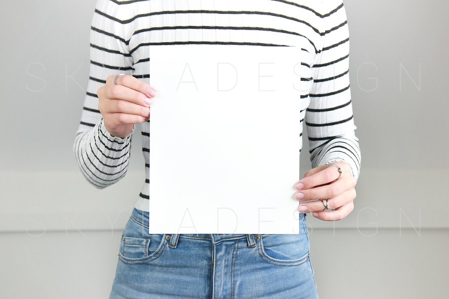 印刷品展示样机模型 Woman holding print