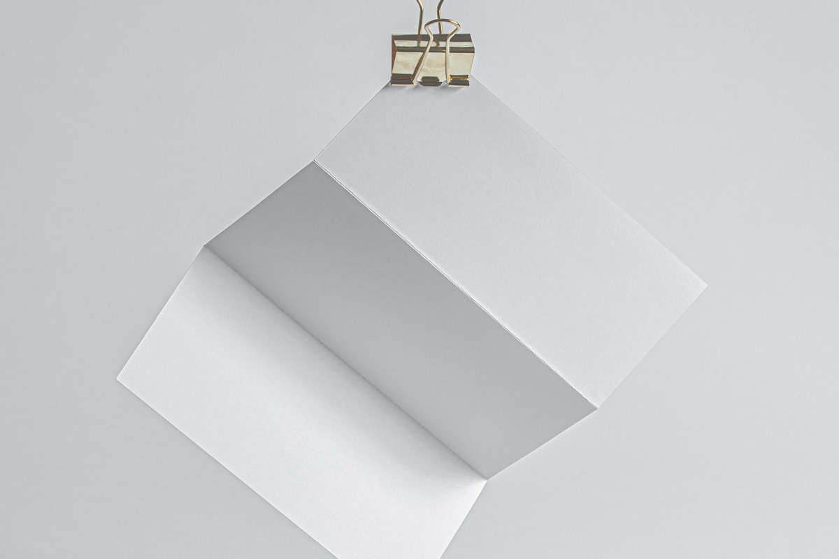 高质量悬浮的折页小册子宣传单设计贴图展示样机 Hanging