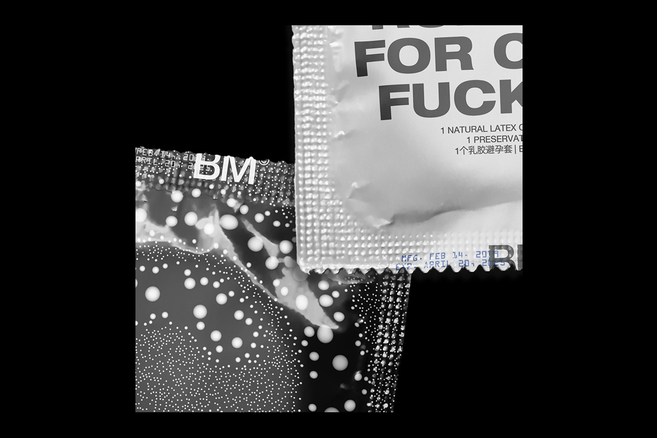 经典避孕套品牌包装设计样机模板 Blkmarket - Ru
