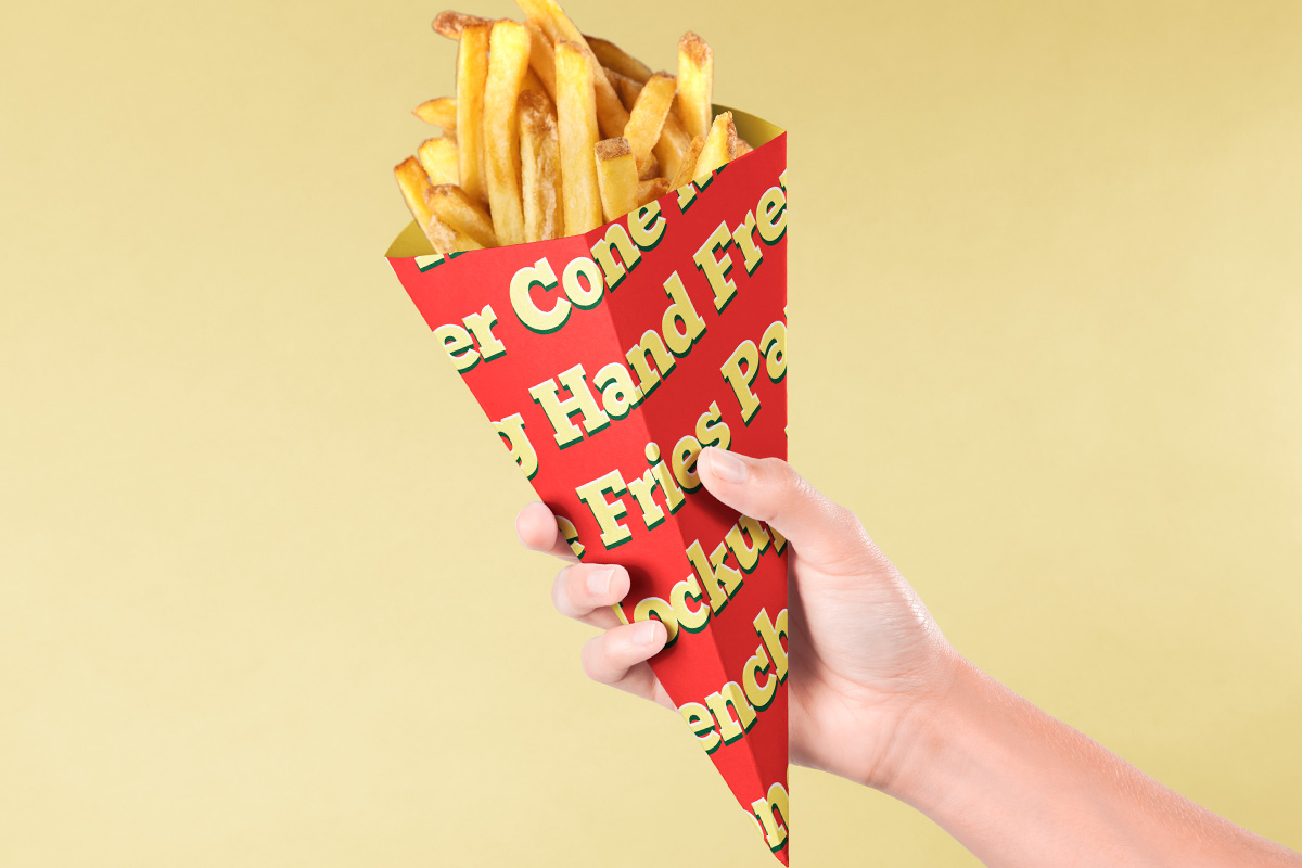 手持炸薯条袋快餐品牌包装设计贴图展示样机模板 Psd Fre