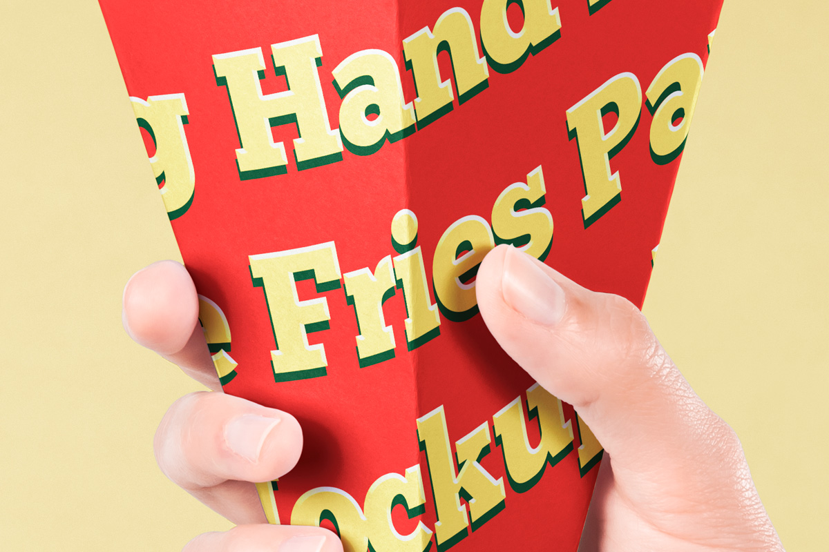手持炸薯条袋快餐品牌包装设计贴图展示样机模板 Psd Fre