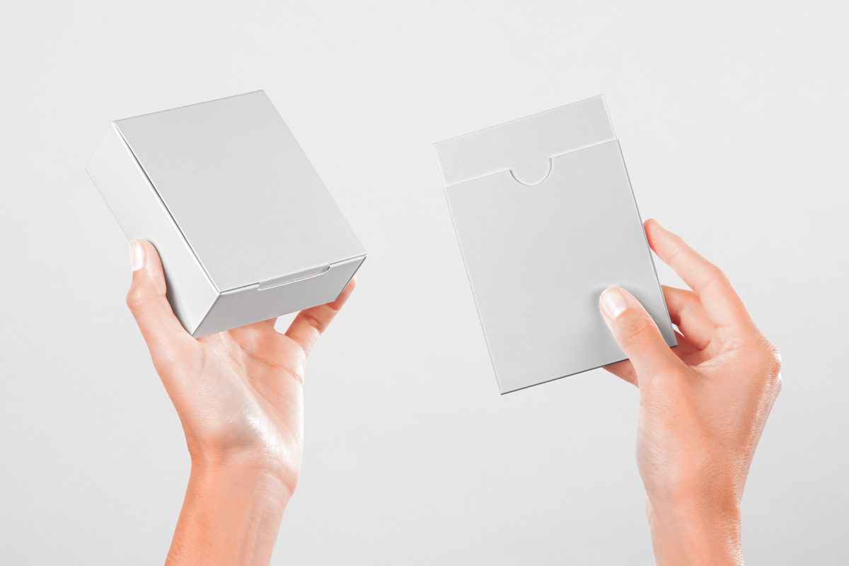 高质量双手手持纸盒包装盒设计贴图展示样机模板 Hand Ho