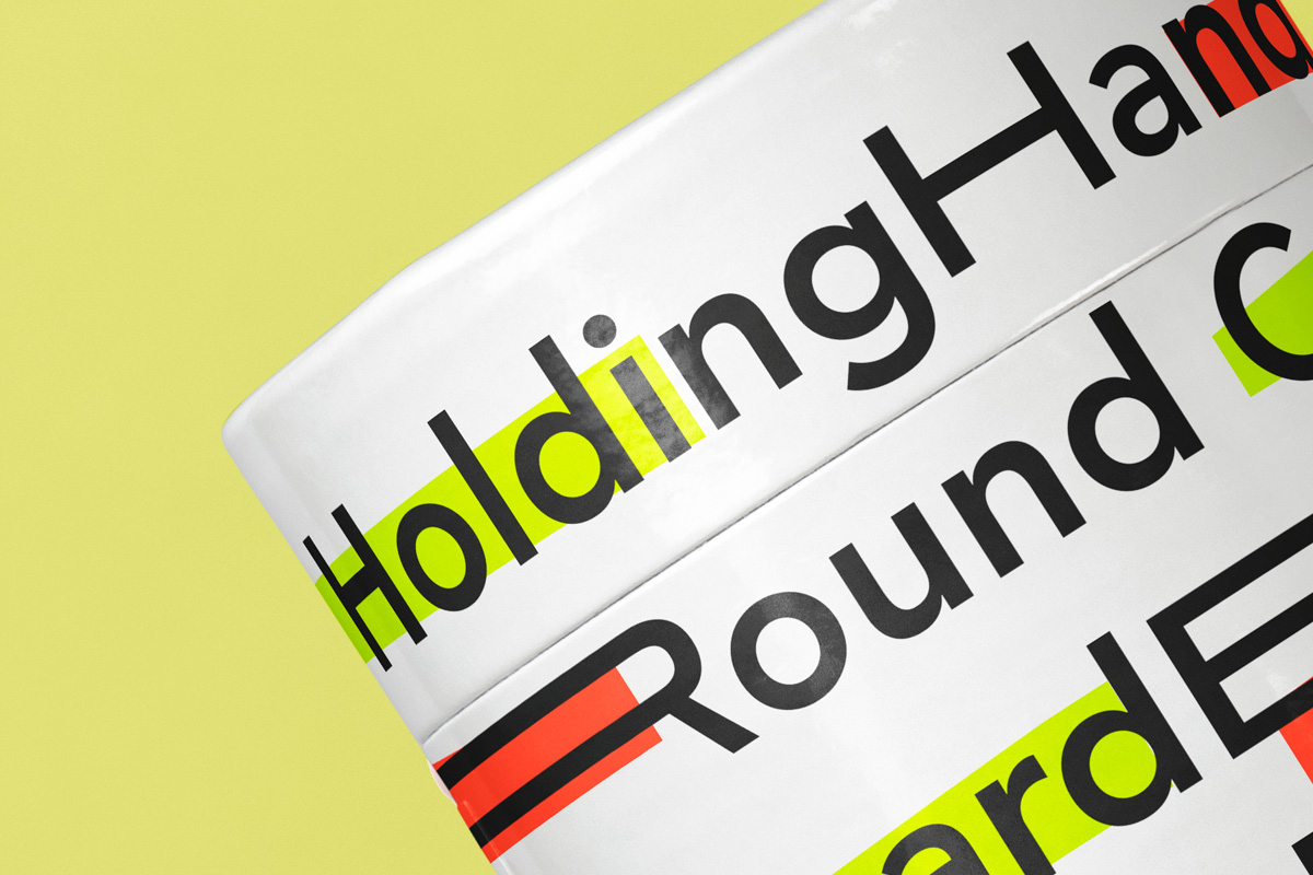 手持纸罐品牌包装设计提案展示样机PSD模板 Hand Hol